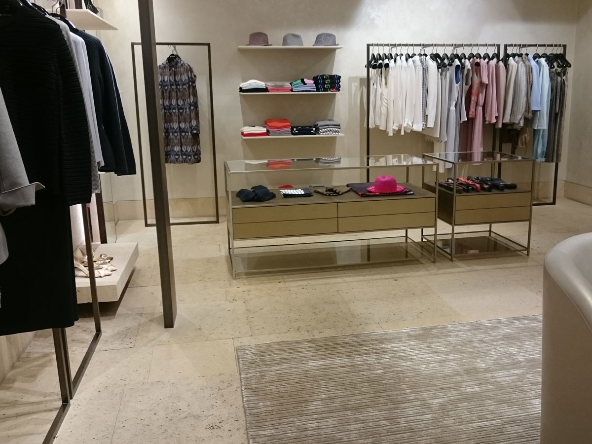 Kleiderstangen und Vitrinen aus Messing, patiniert und lackiert