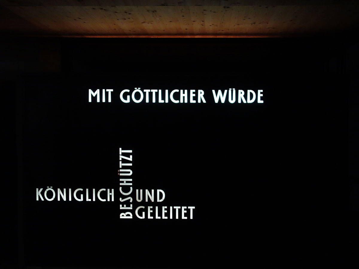 Schrift entworfen von Veronika Kyral, Cortenstahlplatten, wasserstrahlgeschnitten, Christ-Königs-Kirche